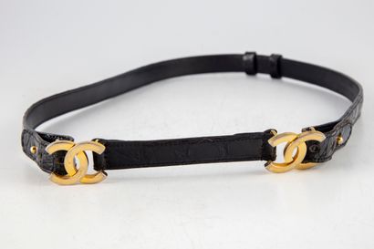 CHANEL CHANEL

Thin black crocodile belt, decorated with a "two C's" motif in gold...