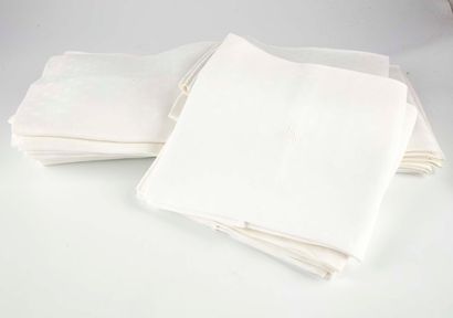 null 
Vingt-sept serviettes de tables damassé blanc au chiffre GM, on joint une nappe...
