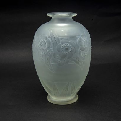 SABINO Marius Ernest SABINO (1878-1961)

Petit vase "Les Fleura" en verre opalescent...