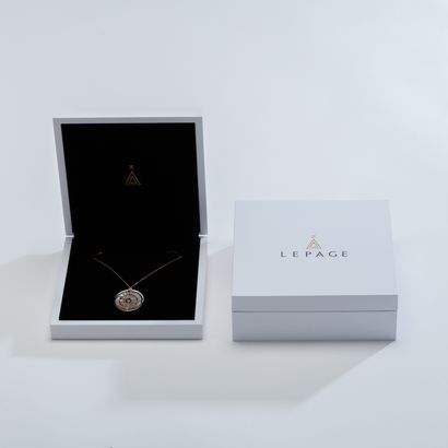 null Maison LEPAGE

Médaille "La Colette Gros Horloge", le bijou est porté par une...