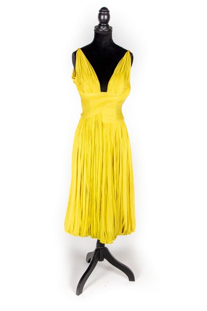 GRES Maison GRES - Paris 

Robe de cocktail en jersey de soie jaune, travail de plissés...