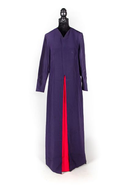 GRES Maison GRES - Paris 
Robe longue en soie prune et cyclamen. Encolure en "V",...