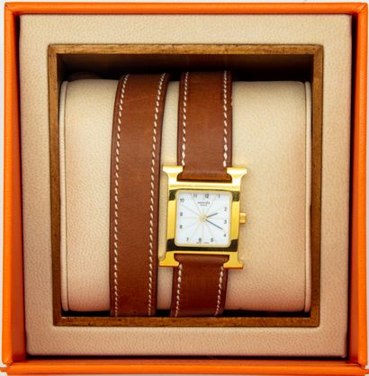 HERMES HERMES - Paris 
Montre bracelet « Heure H » carrée en métal doré, cadran blanc...