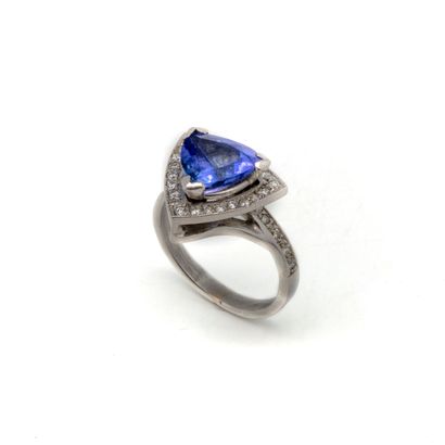  Triangular white gold ring set with a tanzanite, surrounded by diamonds 
TDD : 49,5...