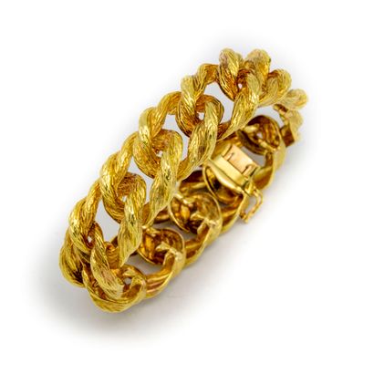 Bracelet gourmette en or jaune à maillons articulés 
Poids : 65,3 g.