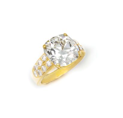  Importante bague en or jaune ornée d'un diamant de taille coussin pesant 6,85 cts...