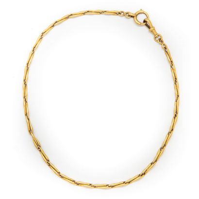  Yellow gold watch chain with spike links 
Weight : 31,6 g.