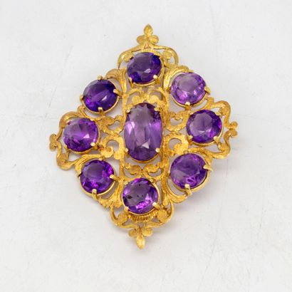 null Yellow gold brooch with an openwork design and amethysts

Gross weight: 16.2...