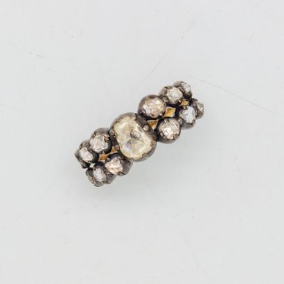 null Yellow gold and silver ring set with two rows of old cut diamonds

19th century

TDD...