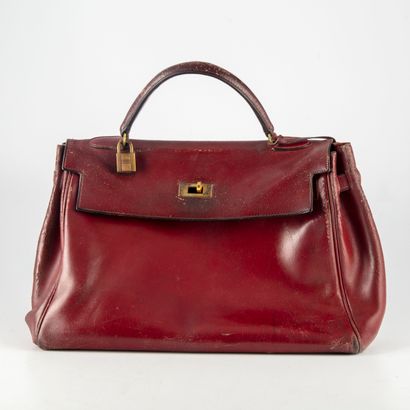 HERMES HERMES - Paris

Handbag model Kelly 32 in burgundy leather

Significant wear...