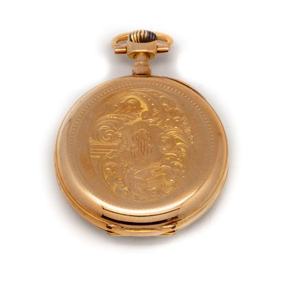  Yellow gold (750 thousandths) man's pocket watch engraved on the back with a leafy...