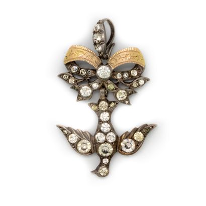  Croix en argent ornée d'un Saint-Esprit agrémenté de pierres blanches d'Alençon,...