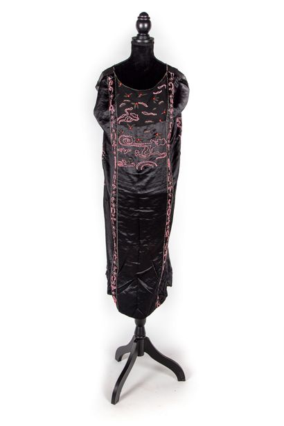  Robe en satin et soie noir à décor de fleurs et motifs stylisés rebrodés de perles...