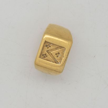  Yellow gold signet ring with arms 
TDD : 56,5 
Gross weight: 14.3 g.