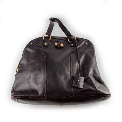 Yves Saint LAURENT YVES SAINT LAURENT 
Dark brown leather handbag 
H. 34 cm ; L....