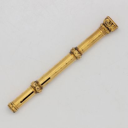  Yellow gold mechanical pencil finished with a seal 
Gross weight: 14 g.