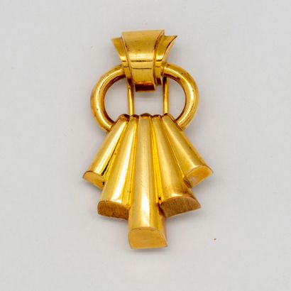 null Vers 1940

Broche en or jaune ornée d'un motif en éventail stylisé

Même modèle...