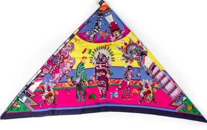 HERMES HERMES - Paris 
Triangle géant en soie imprimée, motif poupées Kachina 
Etat...