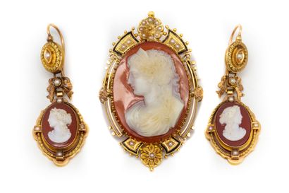 null Yellow gold set on carnelian engraved with a woman's profile surrounded by a...