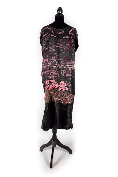  Robe en satin et soie noir à décor de fleurs et motifs stylisés rebrodés de perles...