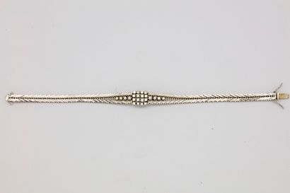  White gold bracelet with a central square motif paved with small diamonds 
Length...