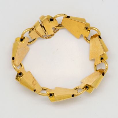 null Vers 1940

Bracelet gourmette en or jaune à maillons articulés à motifs en éventail...