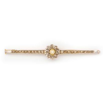 null Yellow gold barrette brooch with small diamonds and a central pearl

Gross weight:...