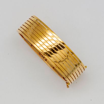 null Yellow gold cuff bracelet with openwork lines

Weight : 27,8 g.