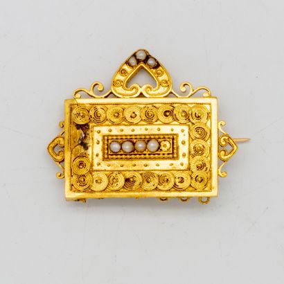Small yellow gold brooch forming a rectangle...