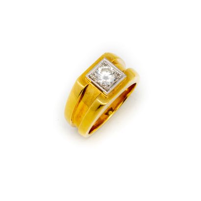  Vers 1940 
Bague en or jaune, ornée d'un diamant de 0,60 ct environ 
TDD : 58 
Poids...