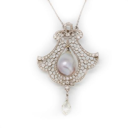  Vers 1920 
Exceptionnel pendentif ajouré en platine, au centre une importante perle...