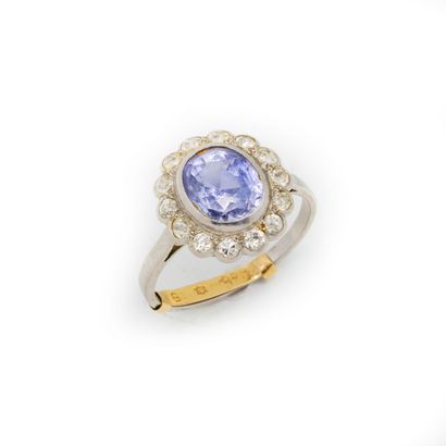  White gold ring set with a sapphire, surrounded by small diamonds 
TDD : 58 
Gross...