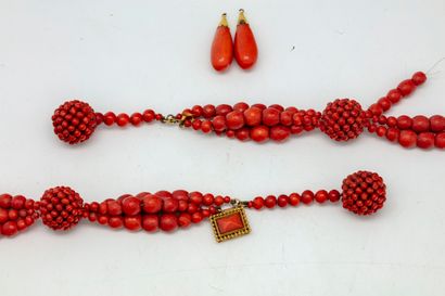 Necklace with three rows of faceted coral...