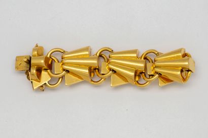  Vers 1940 
Bracelet gourmette en or jaune à maillons articulés à motifs en éventail...