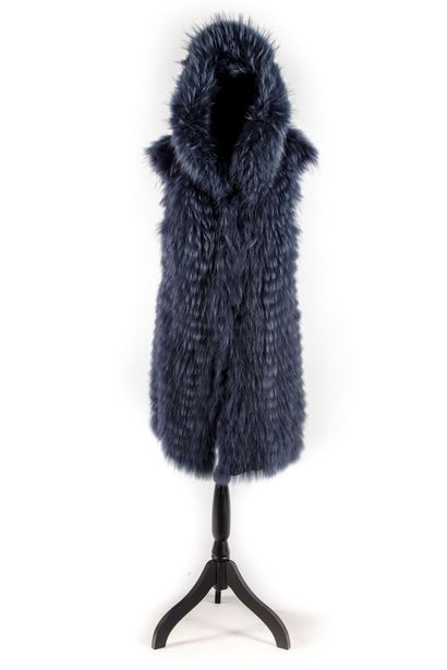 Salomon Yves SALOMON

Sleeveless hooded coat in silver fox, knitted fur, lined, size...