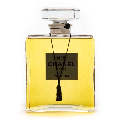 CHANEL CHANEL 
Flacon en verre factice, parfum N°5 
H. : 28,5 cm