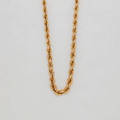  Twisted yellow gold necklace 
Weight : 13,5 g.