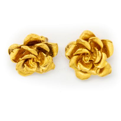 BURMA BURMA 
Pair of golden earrings forming flowers, with clips