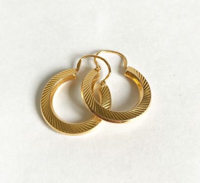 Pair of creole earrings in yellow gold. 
Weight...