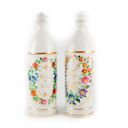 null Pair of porcelain bottles of Paris with enamelled decoration of flower, carry...