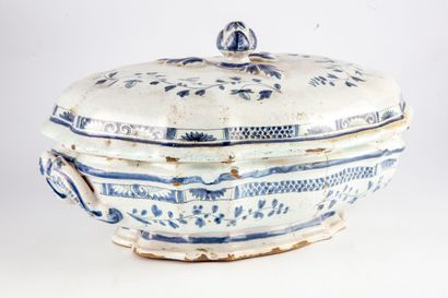 ROUEN ROUEN

Large earthenware tureen decorated with blue and white flowers

18th...