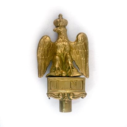 null Element de drapeau en laiton doré à l'aigle impérial

H. : 24 cm