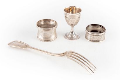 null Silver set including two silver napkin rings, a silver egg cup and a fork

Minerve...
