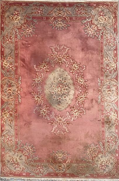 null Tapis rectangulaire àdécor de fleurs sur fond rose.

175 x 220 cm environ
