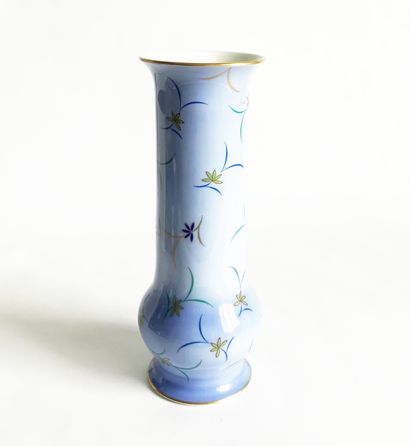 null Vase cornet en porcelaine à décor de fleurs sur fond nuage.

H. : 25 cm env...