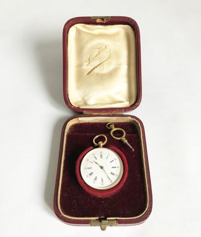 Pocket watch in yellow gold with a case chased...