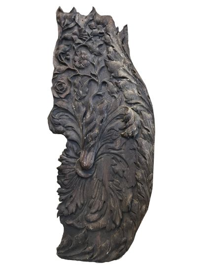 null Important decorative element of wood carved with flowers and large acanthus...