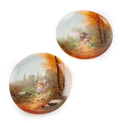 null Pair of enamelled porcelain plates with polychrome decoration of gallant scenes

D....