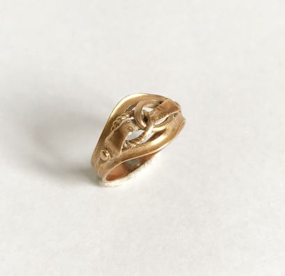  Small ring in yellow gold with openwork on the top of crossed rings. 
Weight : 2,46...