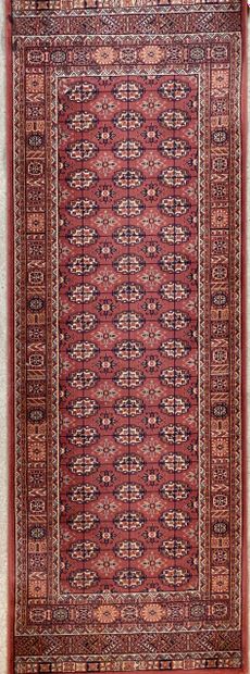 Gallery carpet in wool with geometric decoration...